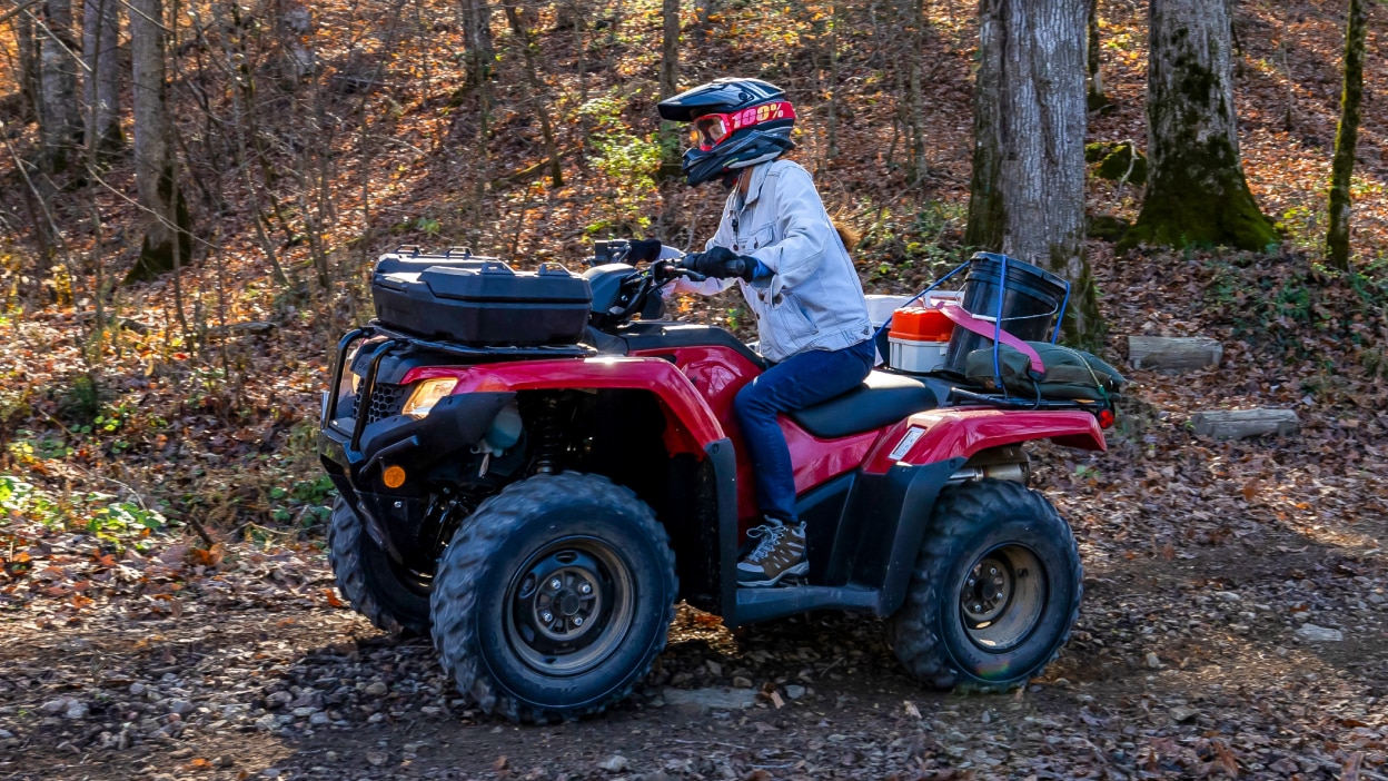 Conducteur allant à gauche dans une forêt sur Avenger Red Rancher.