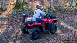 Conducteur sur route forestière, face à l'avant en veste blanche. Vengeur Rouge.
