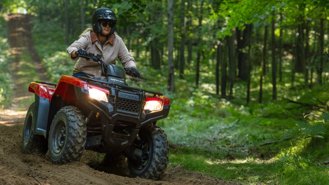 Le conducteur d'un Rancher tourne à droite dans les bois.