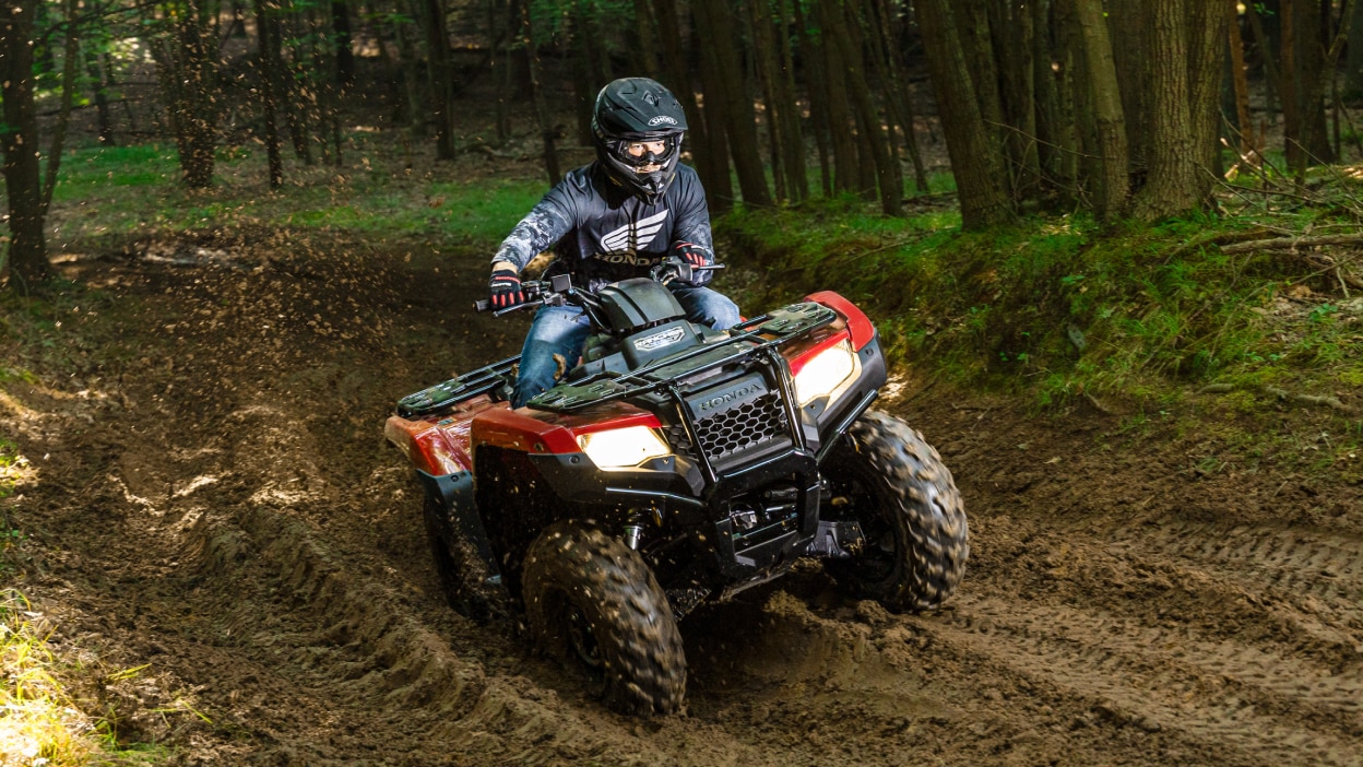 Vue de face du conducteur d'un Rancher traversant une zone boueuse.