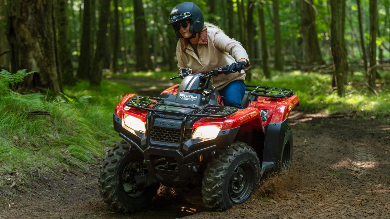 Conducteur au volant d'un Rancher tournant à gauche dans les bois.