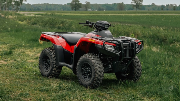 Un Rubicon garé dans un champ