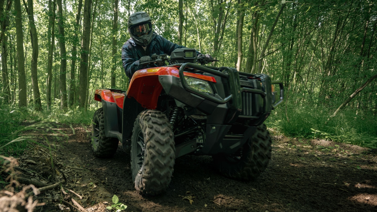 Vue au ras du sol d'un homme prenant un virage à bord du Rubicon 700.