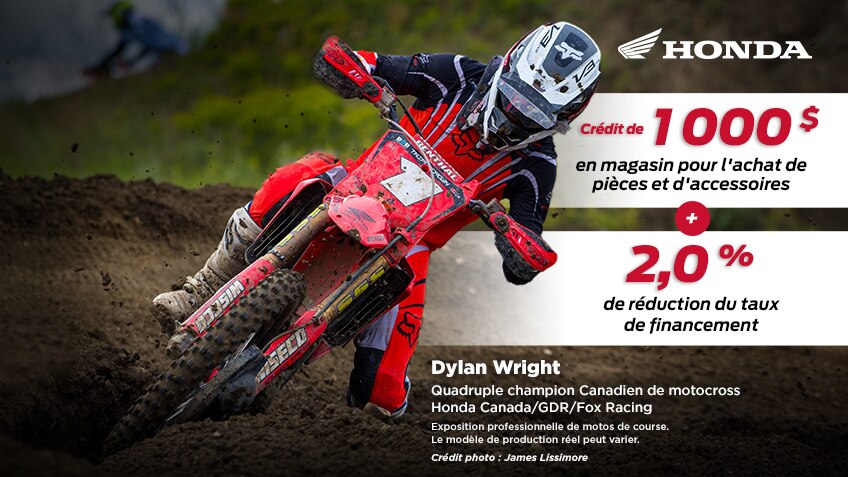 Dylan Wright prenant un angle sur une piste de motocross. Image fait la publicité de 1 000 $ de crédit en magasin pour les pièces et les accessoires et une réduction du taux de financement de 2,0%. Crédit photo à James Lissimore.