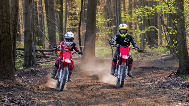 Deux coureurs sur un sentier sur Honda Trail Bikes