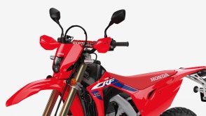 Une vue latérale inclinée d'une moto Honda Dual Sport
