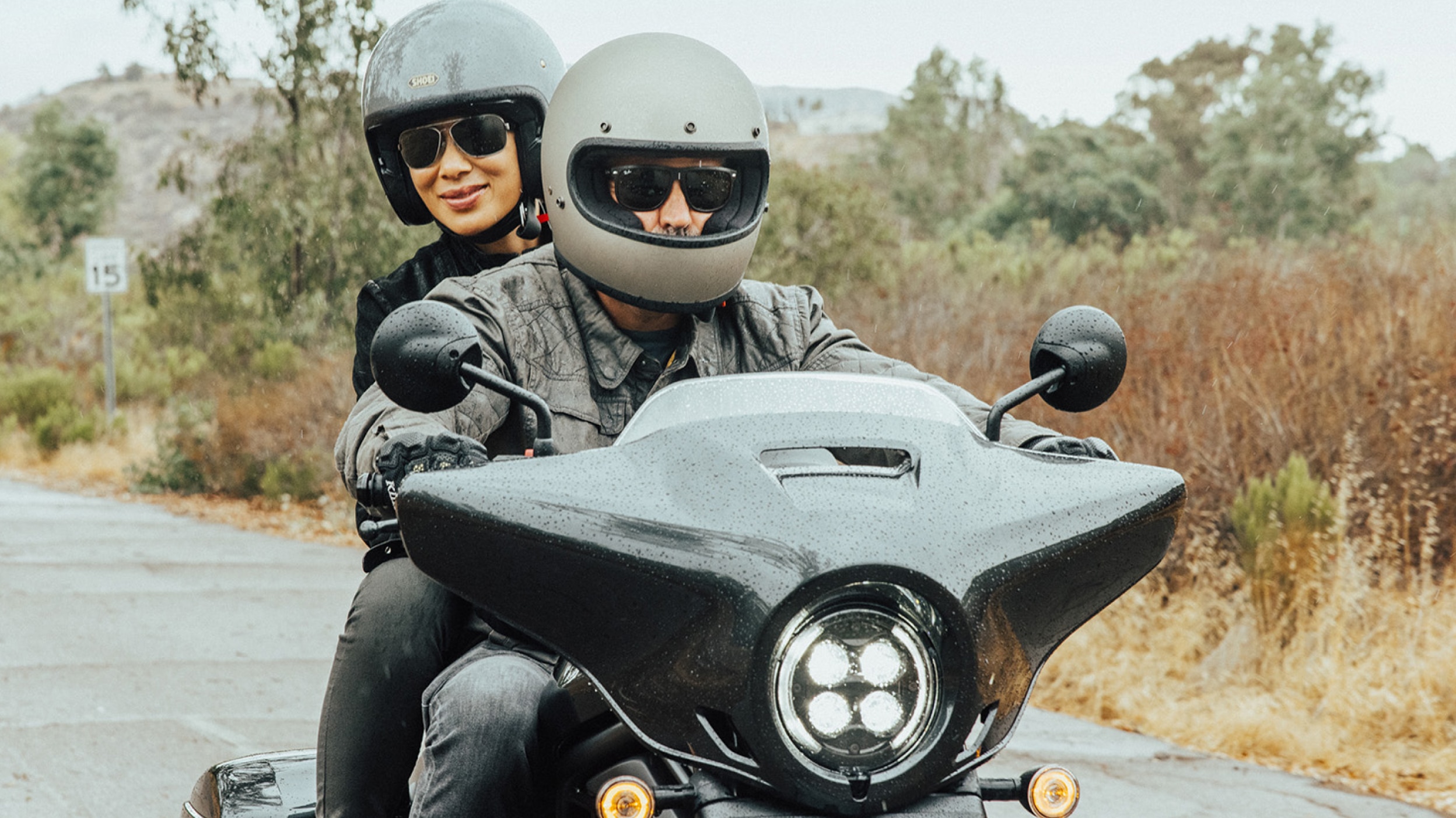Deux coureurs sur une moto Honda Cruiser souriant