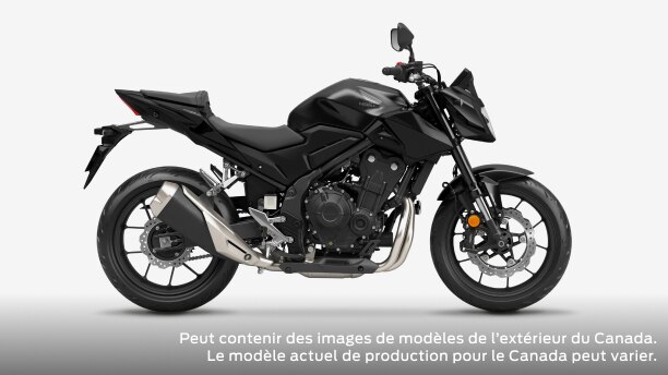 Un modèle CB500F en studio, le modèle non canaidan peut être montré