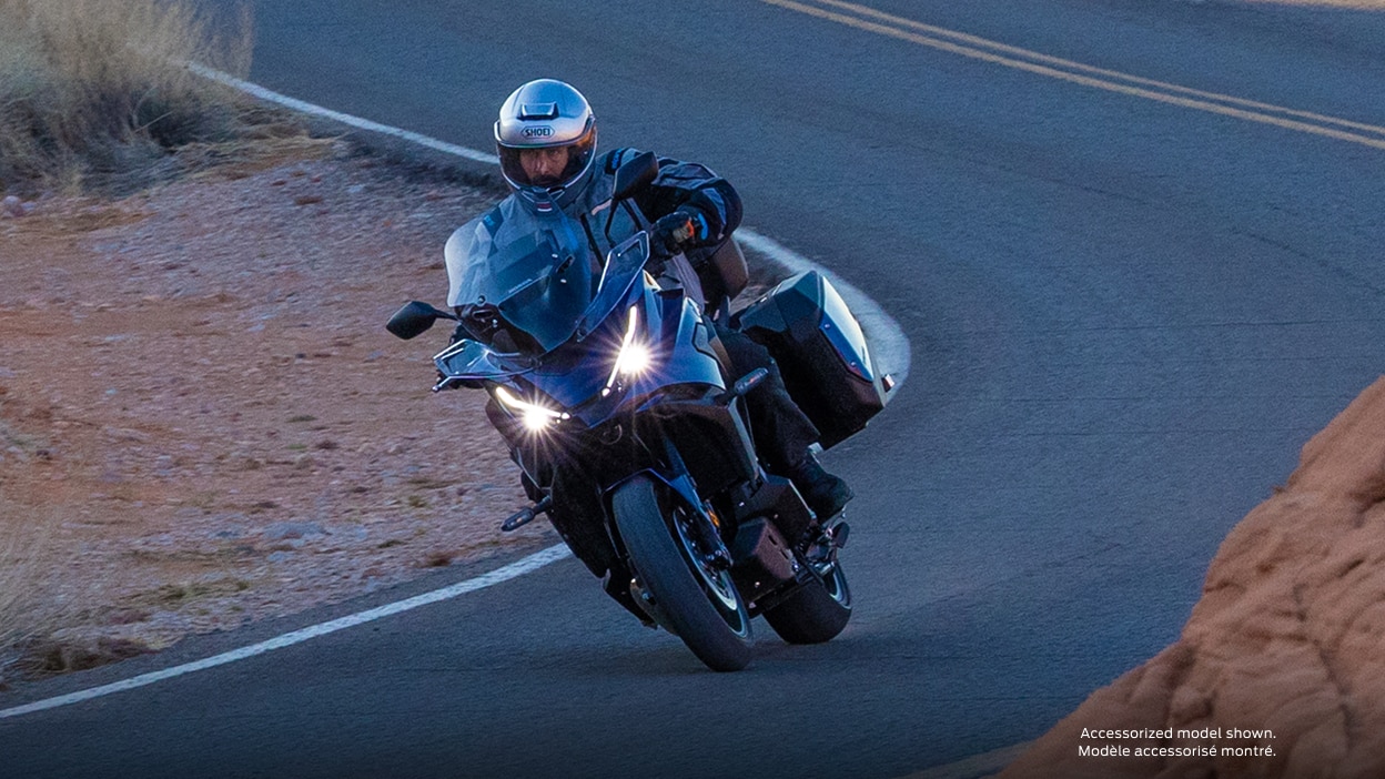 Un motard tourne à droite sur la route NT1100.
