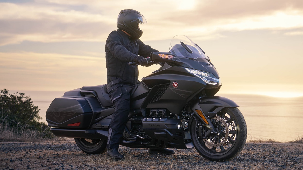 Vue à angle droit du pilote assis sur Gold Wing.