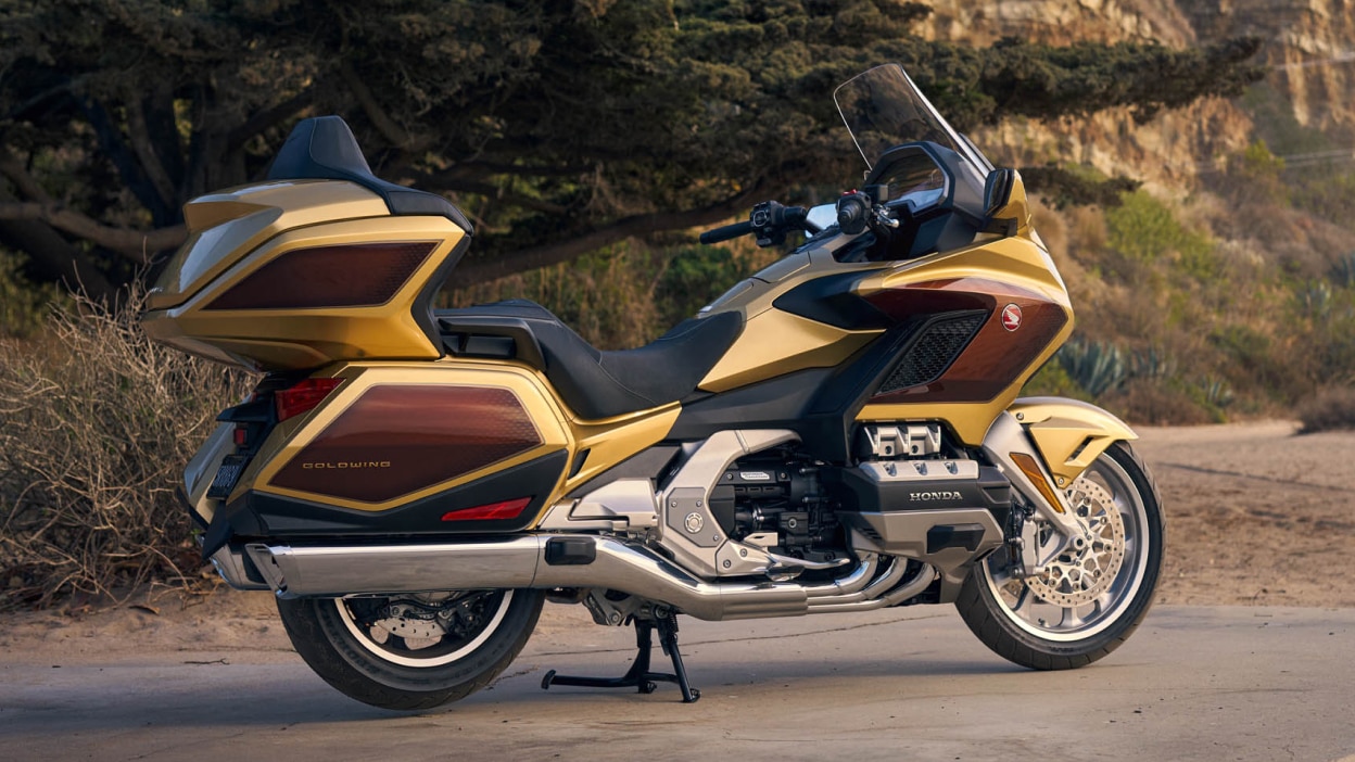 Vue vers la droite de Gold Wing à l'arrêt sur les stands.