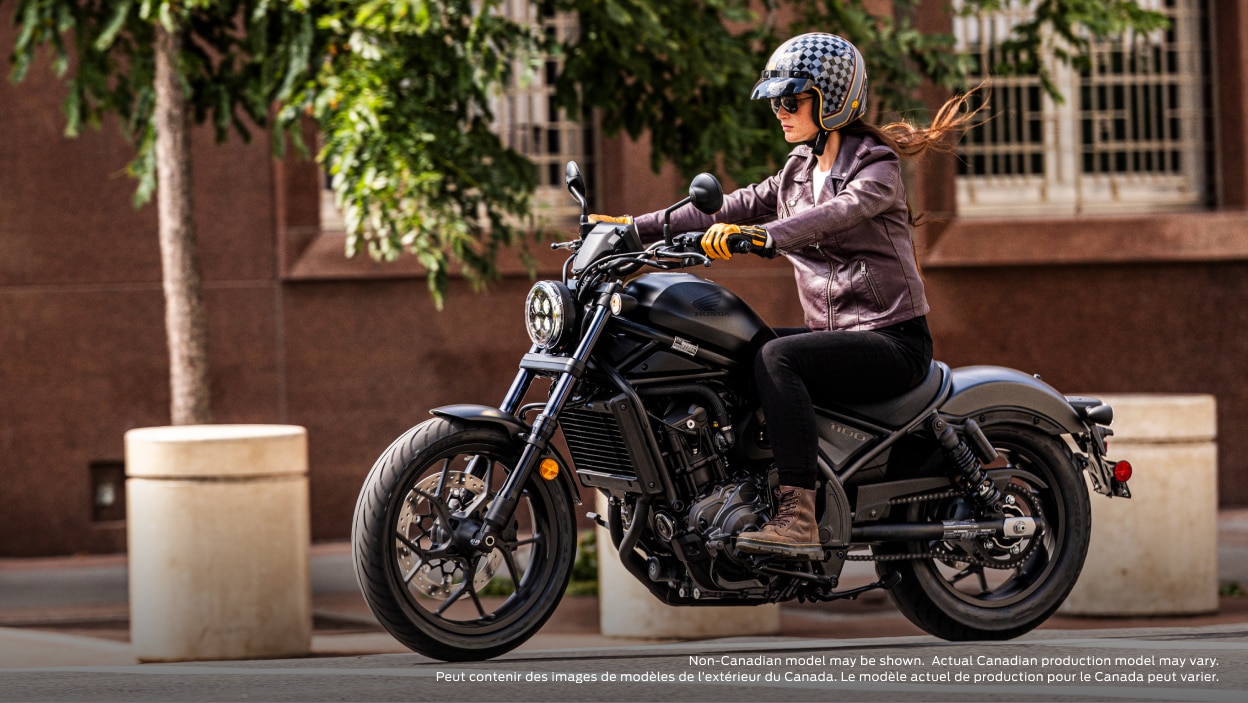 Pilote allant à gauche sur la route. Bâtiment, pilier et arbre en arrière-plan. Peut contenir des images de modèles de l’extérieur du Canada. Le modèle actuel de production pour le Canada peut varier.