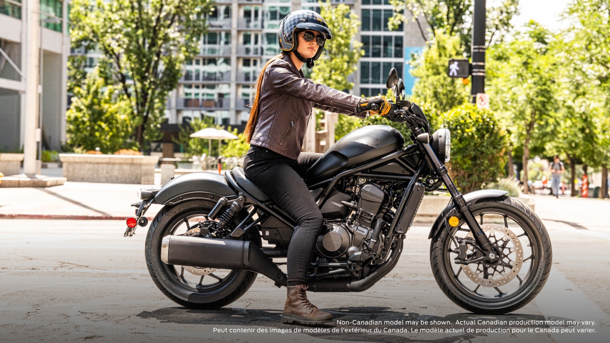 " Pilote sur route, à vélo à l'arrêt. Bâtiments, trottoir et arbre en arrière-plan. Peut contenir des images de modèles de l’extérieur du Canada. Le modèle actuel de production pour le Canada peut varier."