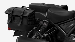 Gros plan sur des bagages supplémentaires fixés à l'arrière du vélo.