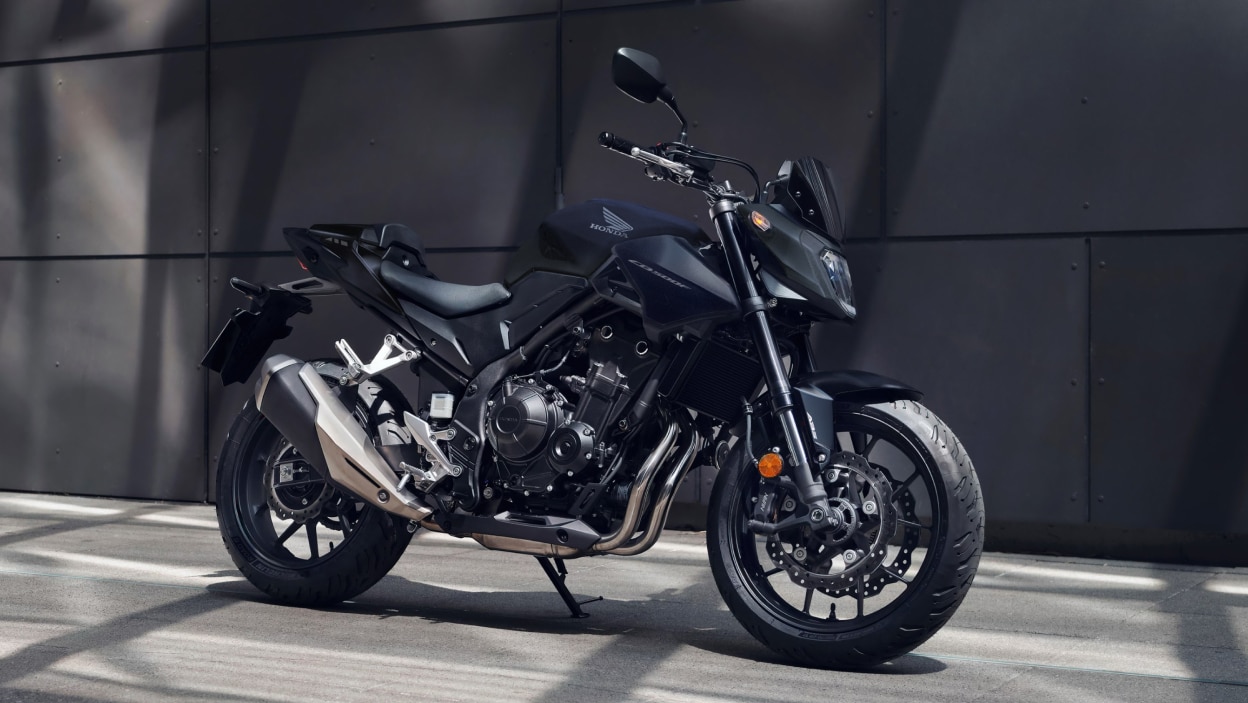 CB500F stationnaire dans un paysage de béton gris.