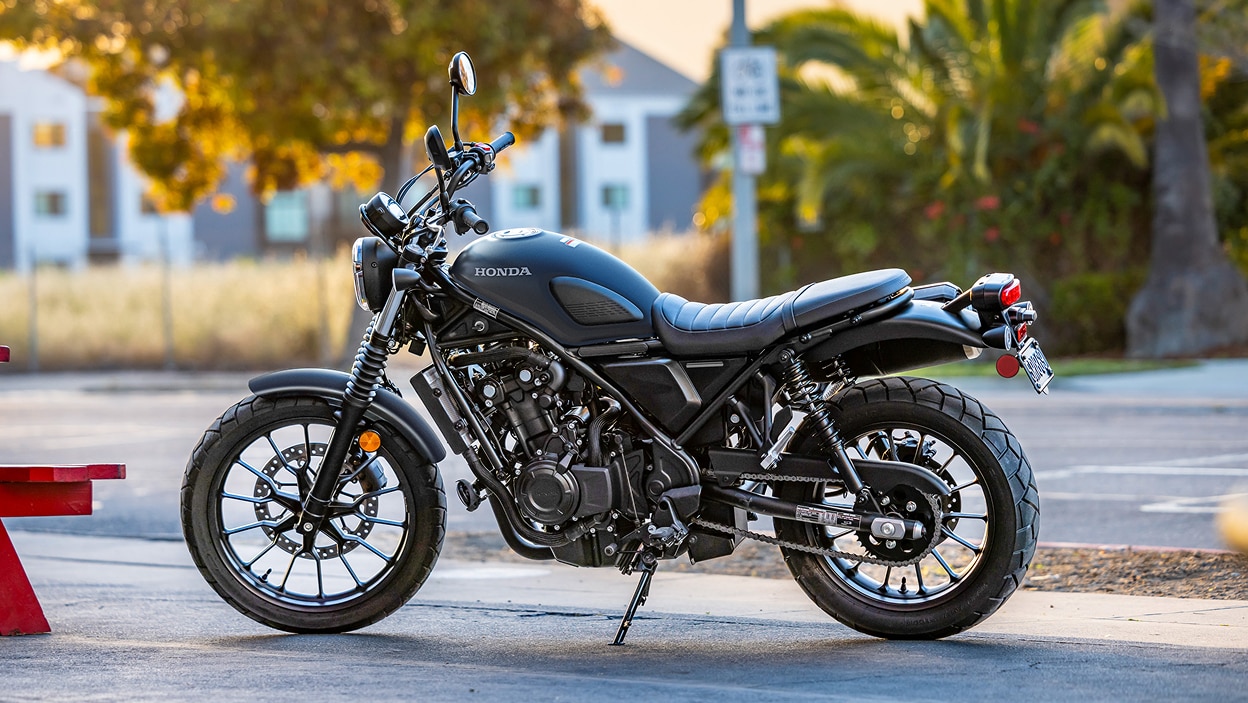 Angle gauche du SCL500 dans la rue. Stationnaire. Arbres en arrière-plan.