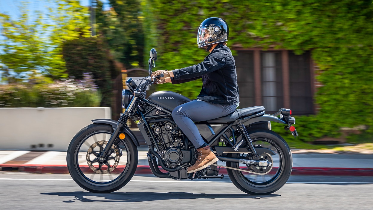Pilote allant à gauche sur SCL500. Maison avec feuilles vertes fixées aux murs en arrière-plan.