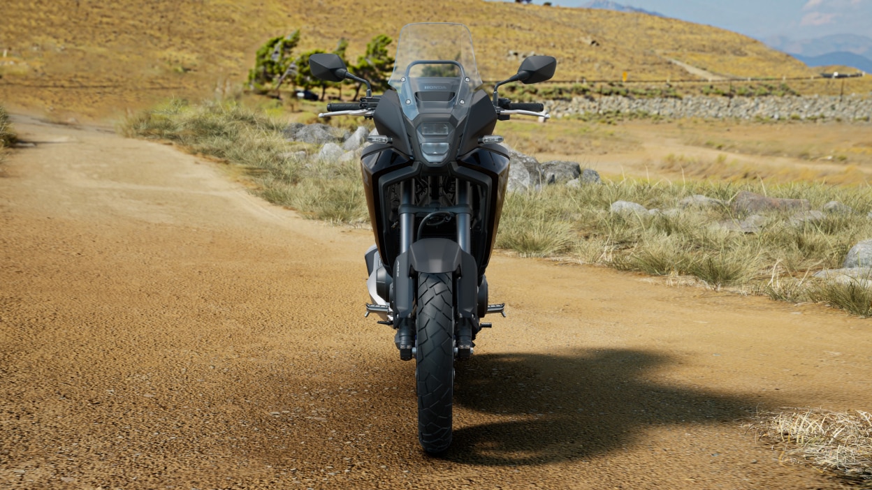 Image de face du NX500 sur un chemin de terre. Colline en arrière-plan.