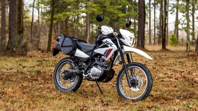 XR150L sur stand en forêt.