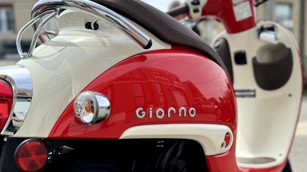 Un gros plan du Fighting Red Honda Giorno en studio.