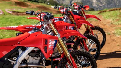 Gros plan de l'avant de plusieurs motos tout-terrain Honda rouges alignées