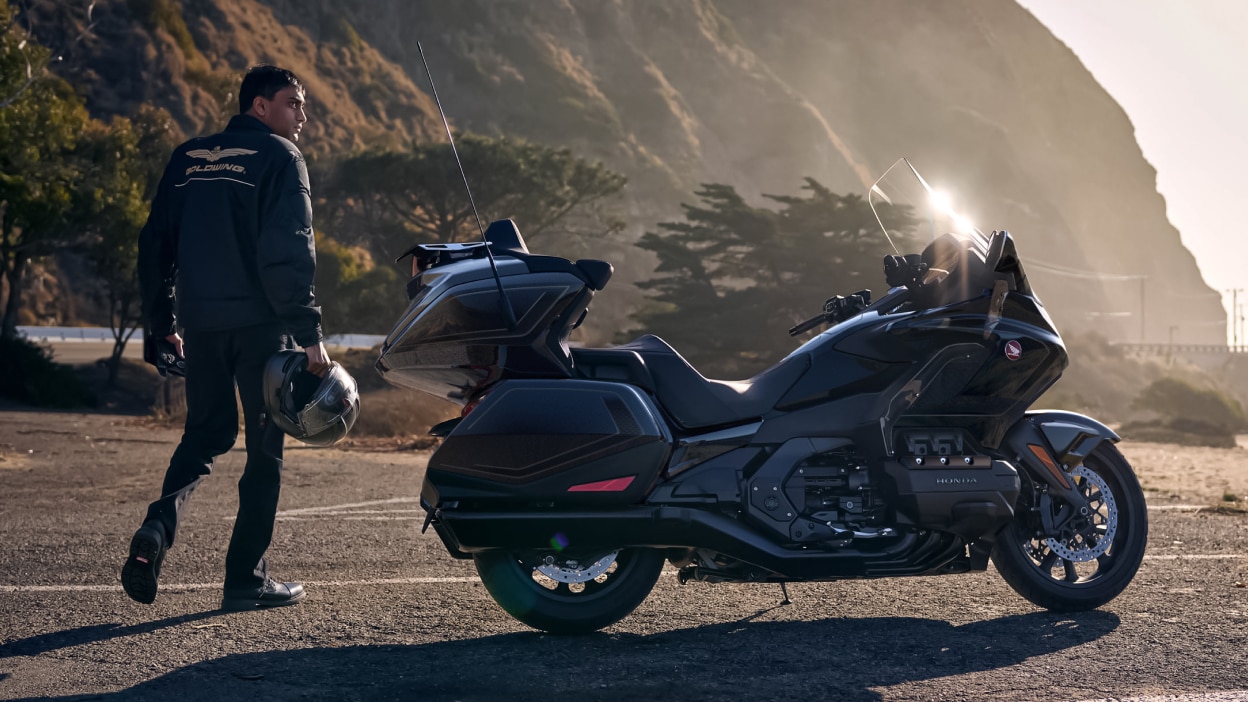 Image de droite : une Gold Wing Tour à l'arrêt sur la route. Un motard, casque à la main, se tient à droite de la Gold Wing Tour.