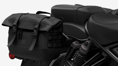 Gros plan des accessoires à l'arrière de la moto.