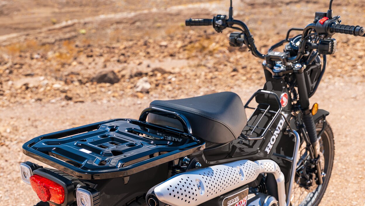 Arrière du Trail 125. Paysage désertique en arrière-plan.