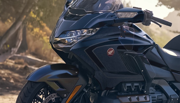 Gros plan sur l'avant d'une Gold Wing Tour.