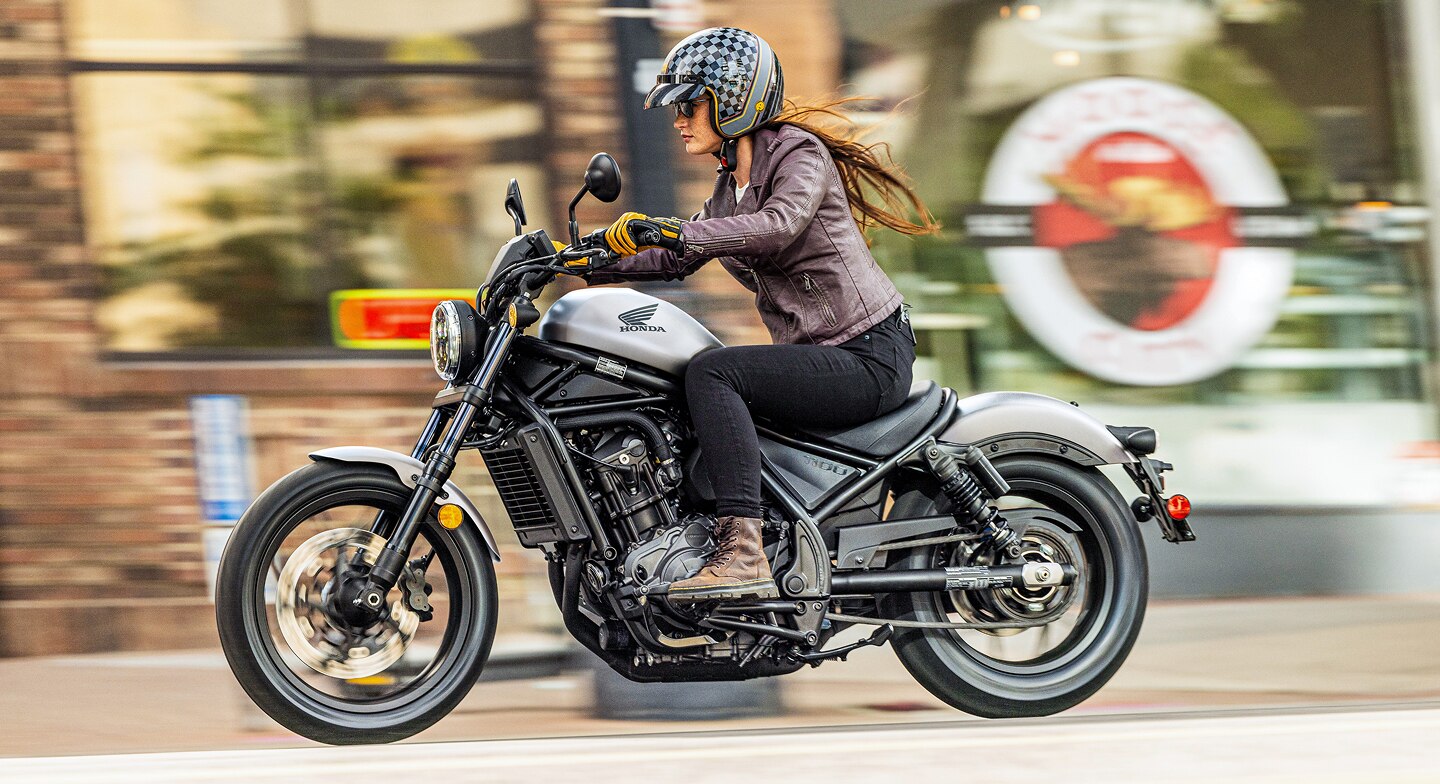 Le motard va à gauche dans la rue.