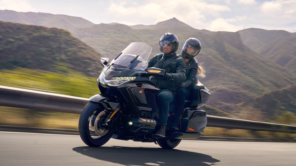 Une moto de tourisme naviguant sur une route sinueuse.