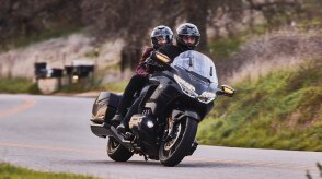 Un motard conduisant le long d'une autoroute côtière pittoresque.