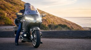 Un motard conduisant sur une route de montagne pittoresque.