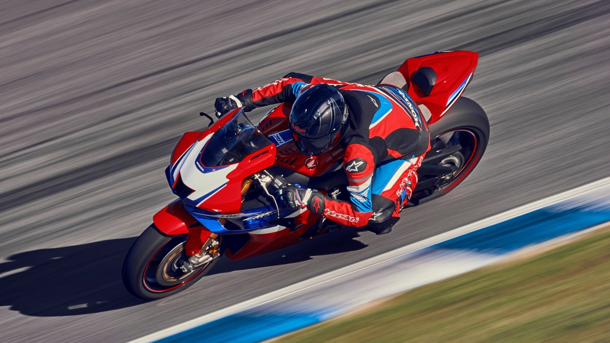 Vue aérienne d'un pilote sur une CBR1000RR-R Fireblade sur circuit.