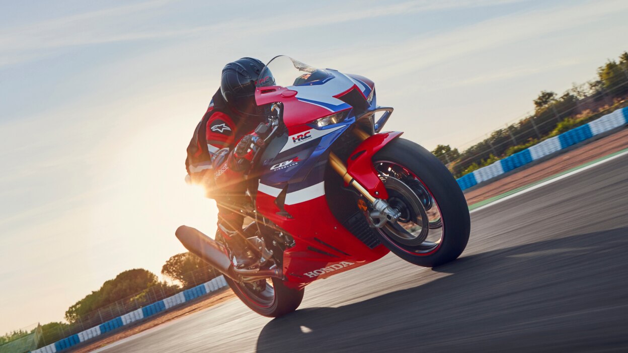Pilote sur une CBR1000RR-R Fireblade sur circuit. Ciel bleu en arrière-plan.