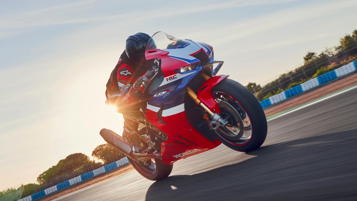 Pilote sur une CBR1000RR-R Fireblade sur circuit. Ciel bleu en arrière-plan.
