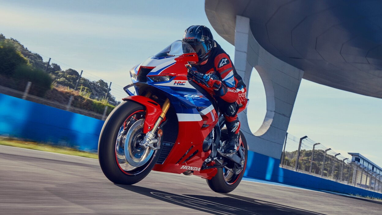 Un pilote sur une CBR1000RR-R Fireblade sur circuit. Un pont se dessine en arrière-plan.