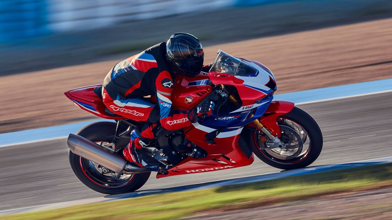 Un pilote sur une CBR1000RR-R Fireblade se lance sur circuit.