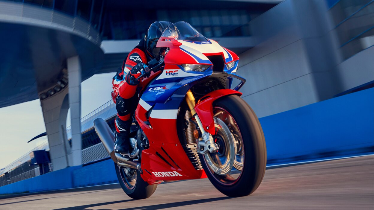 Un pilote sur une CBR1000RR-R Fireblade sur circuit. Un pont se dessine en arrière-plan.