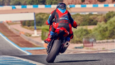 Un pilote sur une CBR1000RR-R Fireblade effectue un virage serré à droite sur circuit.