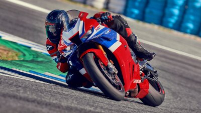 Un pilote sur une CBR1000RR-R Fireblade effectue un virage serré à droite sur circuit.