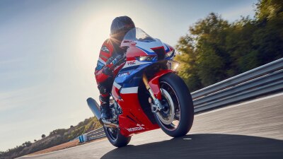 Pilote sur une CBR1000RR-R Fireblade sur circuit. Ciel bleu en arrière-plan.