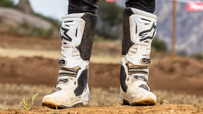 Front view of a rider in motorcycle boots / Vue de face d’un motocycliste portant des bottes de moto