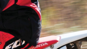 Picture of a rider wearing a kidney belt / Vue de face d’un motocycliste portant une ceinture de protection lombaire