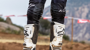 Front view of a rider in motorcycle knee/shin guards / Vue de face d’un motocycliste portant des protège-genoux et protège-tibias de moto