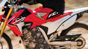 side view of a rider in motorcycle pants / vue latérale d'un cavalier en pantalon de moto