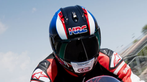Profile view of a biker head in a helmet. / Vue de profil de la tête d'un motard dans un casque.