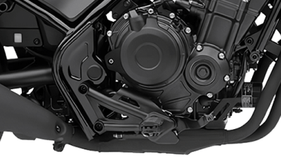 Close up of a motorcycle engine on a white background / Gros plan d'un moteur de moto sur fond blanc