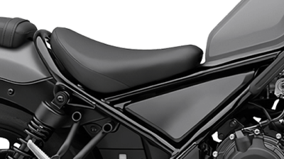 Close up of a motorcycle seat on a white background / Gros plan d'un siège de moto sur fond blanc