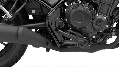 Close up of a motorcycle engine on a white background / Gros plan d'un moteur de moto sur fond blanc